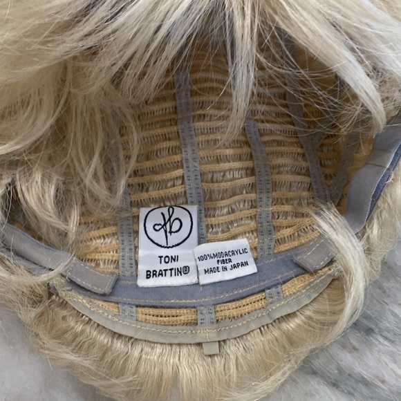 Tony Brattins Inspiration wig in platinum blonde. - Picture 12 of 12